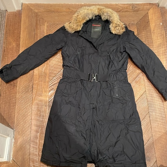 PRADA vintage car coat with fur detachable collar and belt
Nylon/down filling - Picture 2 of 9